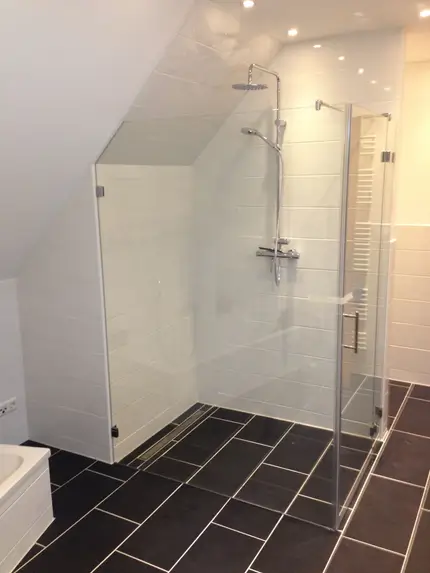 bodengleiche Dusche mit Duschkabine aus Glas