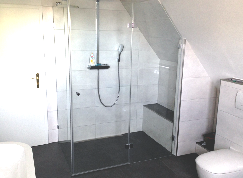 Duschkabine aus Glas an Dachschräge angepasst